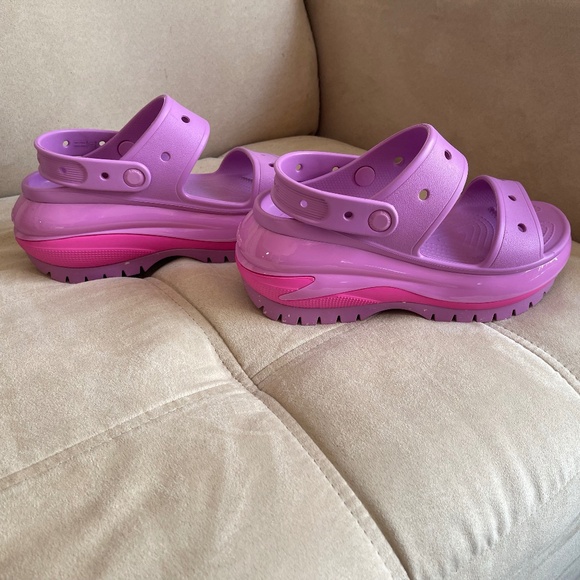 Crocs Classic Mega Crush Hot Pink Limited Edition Sandals - Women's 7 - Picture 1 of 5